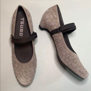 Tsubo Mary Jane brown suede heels. NWOB size 9